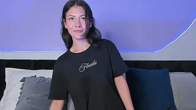 Snapshot of Julieta_Cortes__ chatting on March 22, 2025, 6:36 pm Julieta Cortes online show from March 22, 2025, 6:36 pm