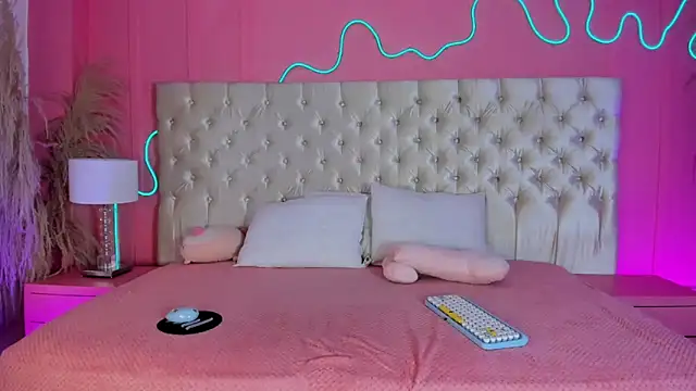 Snapshot of Julieta_Cortes__ chatting on February 25, 2026, 12:05 pm Julieta Cortes online show from February 25, 2026, 12:05 pm