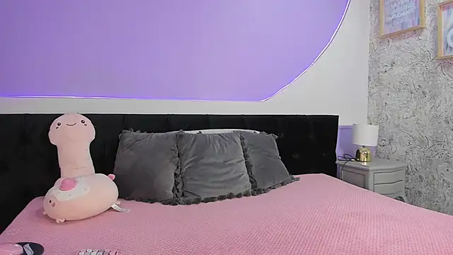 Snapshot of Julieta_Cortes__ chatting on October 28, 2025, 12:04 pm Julieta Cortes online show from October 28, 2025, 12:04 pm