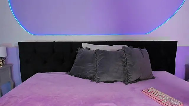 Snapshot of Julieta_Cortes__ chatting on November 18, 2025, 12:08 pm Julieta Cortes online show from November 18, 2025, 12:08 pm