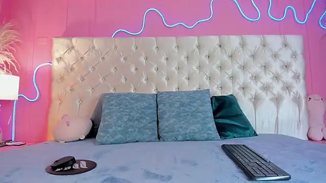 Snapshot of Julieta_Cortes__ chatting on December 19, 2025, 12:18 pm Julieta Cortes online show from December 19, 2025, 12:18 pm