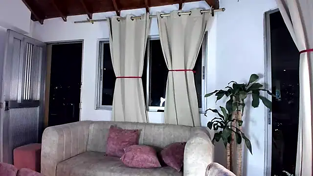 Snapshot of IsaFontanna chatting on March 19, 2025, 1:43 am IsaFontanna online show from March 19, 2025, 1:43 am