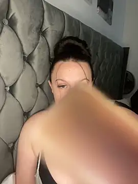 Snapshot of riri_bstvx chatting on October 4, 2025, 4:08 pm riri bstvx online show from October 4, 2025, 4:08 pm