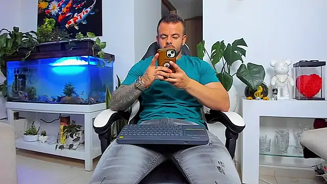 Snapshot of Johnnygrayson1 chatting on November 2, 2025, 2:05 am Johnnygrayson1 online show from November 2, 2025, 2:05 am