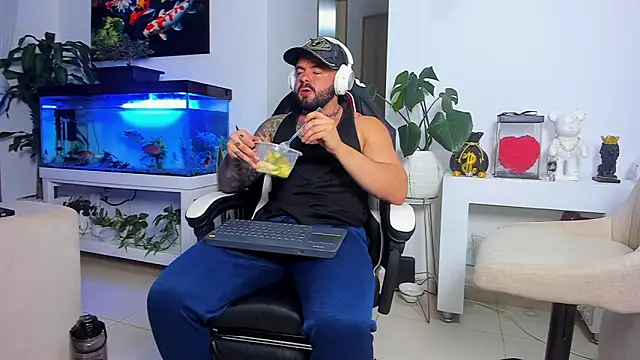 Snapshot of Johnnygrayson1 chatting on October 9, 2025, 12:33 am Johnnygrayson1 online show from October 9, 2025, 12:33 am