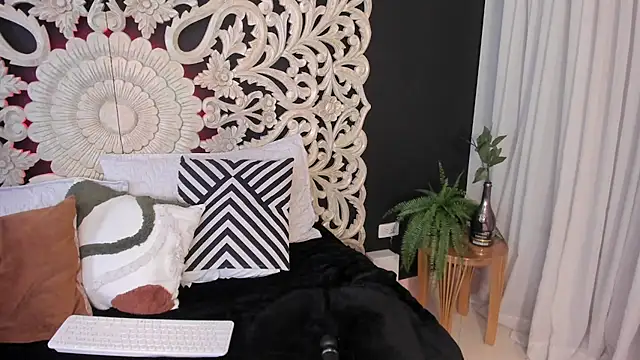 Snapshot of Emiiily_ chatting on April 10, 2026, 11:34 pm Emiiily online show from April 10, 2026, 11:34 pm