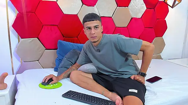 Snapshot of Mila_Gus chatting on February 22, 2025, 8:31 pm Mila Gus online show from February 22, 2025, 8:31 pm