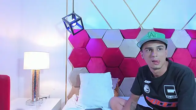 Snapshot of Mila_Gus chatting on December 19, 2024, 2:01 am Mila Gus online show from December 19, 2024, 2:01 am