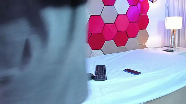 Snapshot of Mila_Gus chatting on December 20, 2024, 10:43 pm Mila Gus online show from December 20, 2024, 10:43 pm