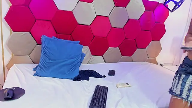 Snapshot of Mila_Gus chatting on January 24, 2025, 11:34 pm Mila Gus online show from January 24, 2025, 11:34 pm