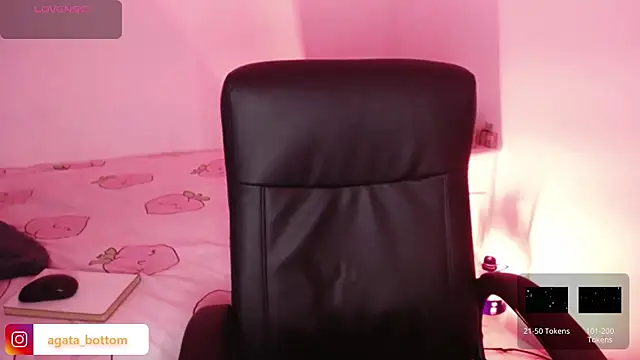 Snapshot of NewAgatha_Bolton chatting on April 13, 2026, 8:24 pm NewAgatha Bolton online show from April 13, 2026, 8:24 pm