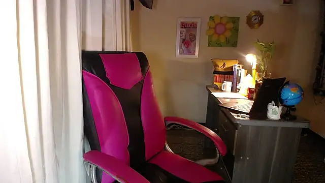 Snapshot of danielle_rose_1 chatting on May 27, 2026, 2:35 pm danielle rose 1 online show from May 27, 2026, 2:35 pm