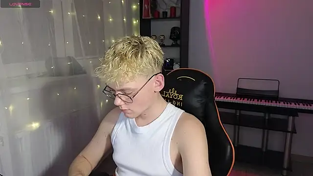 Snapshot of Keytaro chatting on March 22, 2025, 11:53 pm Keytaro online show from March 22, 2025, 11:53 pm