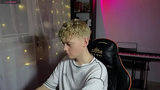 Snapshot of Keytaro chatting on March 5, 2025, 6:56 pm Keytaro online show from March 5, 2025, 6:56 pm