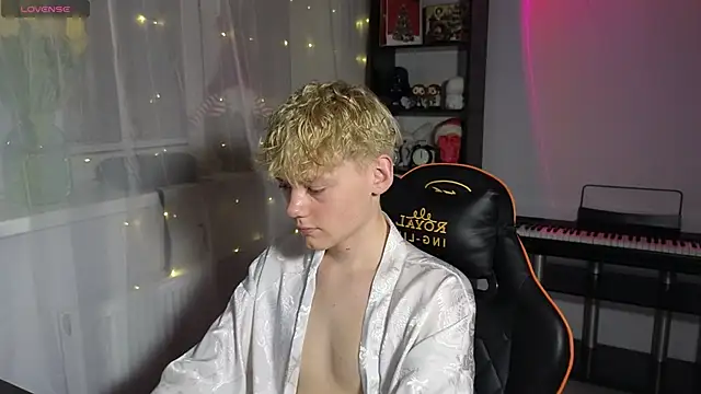 Snapshot of Keytaro chatting on March 11, 2025, 5:35 pm Keytaro online show from March 11, 2025, 5:35 pm