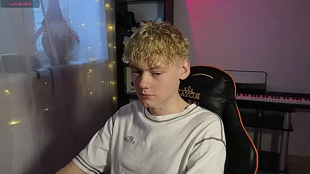 Snapshot of Keytaro chatting on March 2, 2025, 3:08 pm Keytaro online show from March 2, 2025, 3:08 pm