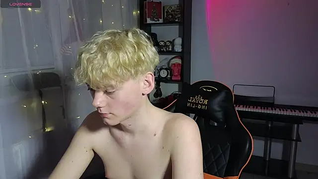 Snapshot of Keytaro chatting on March 11, 2025, 8:42 pm Keytaro online show from March 11, 2025, 8:42 pm