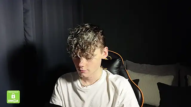 Snapshot of Keytaro chatting on December 21, 2025, 10:43 pm Keytaro online show from December 21, 2025, 10:43 pm