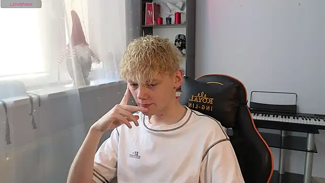 Snapshot of Keytaro chatting on March 15, 2025, 11:19 am Keytaro online show from March 15, 2025, 11:19 am