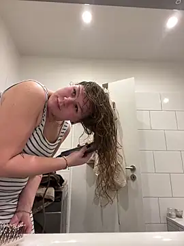 Snapshot of Fancy-Francy chatting on February 13, 2025, 8:06 am Fancy-Francy online show from February 13, 2025, 8:06 am