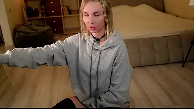 blondy room online show from October 27, 2025, 5:03 pm