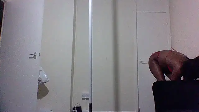 Snapshot of Cinderella_Jewels_ chatting on March 12, 2025, 9:45 pm Cinderella Jewels online show from March 12, 2025, 9:45 pm