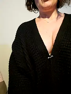 Snapshot of Viola8p chatting on January 11, 2026, 4:14 pm Viola8p online show from January 11, 2026, 4:14 pm