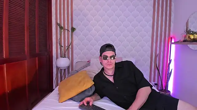 Snapshot of PamelaReall chatting on October 6, 2025, 1:51 am PamelaReall online show from October 6, 2025, 1:51 am