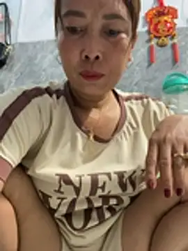 Snapshot of Linaannn chatting on April 17, 2026, 11:29 pm Linaannn online show from April 17, 2026, 11:29 pm