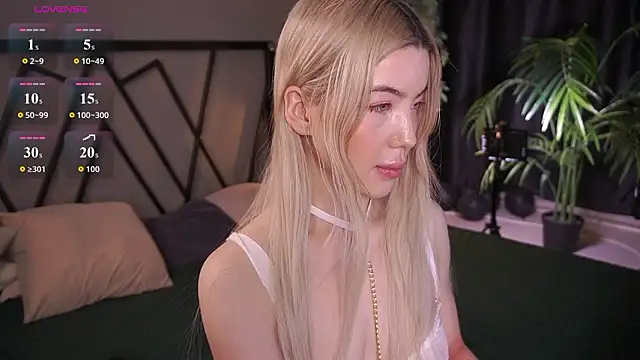 Snapshot of LindaThacker chatting on March 13, 2026, 4:28 am LindaThacker online show from March 13, 2026, 4:28 am