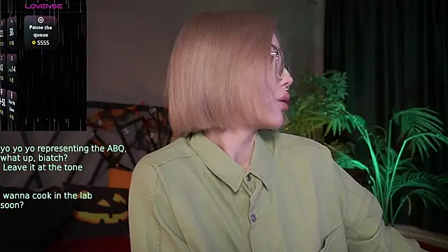 Snapshot of LindaThacker chatting on October 27, 2025, 4:24 am LindaThacker online show from October 27, 2025, 4:24 am