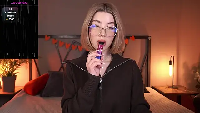 Snapshot of LindaThacker chatting on March 4, 2025, 5:00 am LindaThacker online show from March 4, 2025, 5:00 am