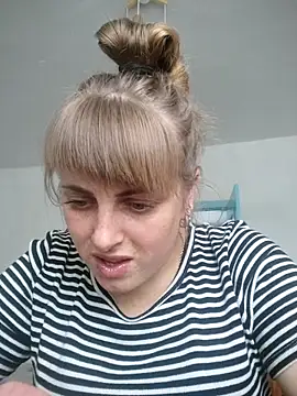 CoddessCrystal online show from November 17, 2025, 9:46 am