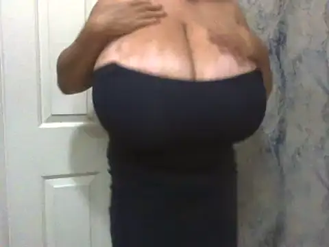 Snapshot of RoxiRedXXX chatting on April 20, 2026, 8:32 pm RoxiRedXXX online show from April 20, 2026, 8:32 pm