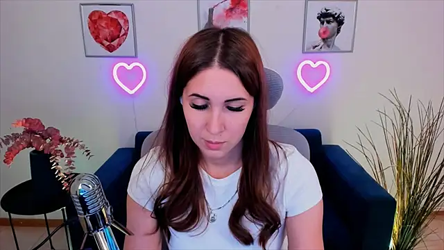 NellieMccaffrey online show from January 14, 2025, 7:43 pm