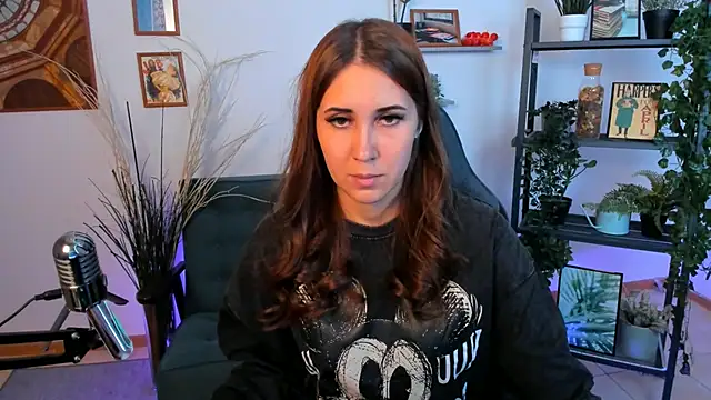 NellieMccaffrey online show from January 7, 2025, 4:48 pm