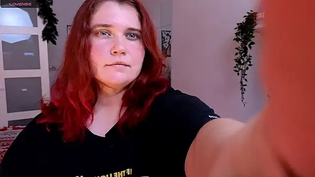 Snapshot of daisy_low chatting on December 3, 2025, 1:10 pm daisy low online show from December 3, 2025, 1:10 pm