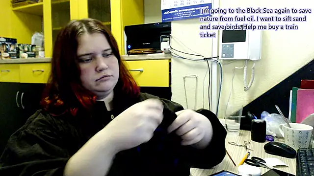 Snapshot of daisy_low chatting on December 16, 2025, 5:06 pm daisy low online show from December 16, 2025, 5:06 pm