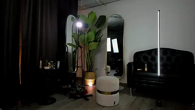 Snapshot of OmeliaDior chatting on November 26, 2025, 5:35 pm OmeliaDior online show from November 26, 2025, 5:35 pm