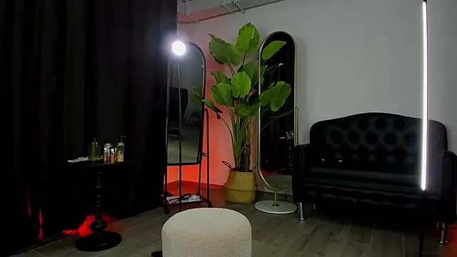 Snapshot of OmeliaDior chatting on December 2, 2025, 3:47 pm OmeliaDior online show from December 2, 2025, 3:47 pm