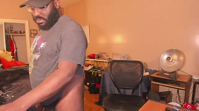 Snapshot of MrChuckDailyXXX chatting on April 27, 2026, 5:05 am MrChuckDailyXXX online show from April 27, 2026, 5:05 am