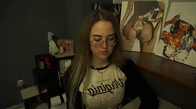 Snapshot of luxie_milady chatting on March 13, 2025, 4:56 pm luxie milady online show from March 13, 2025, 4:56 pm