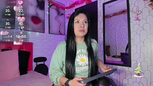 Snapshot of Ella_Rouse chatting on December 3, 2024, 4:11 pm Ella Rouse online show from December 3, 2024, 4:11 pm