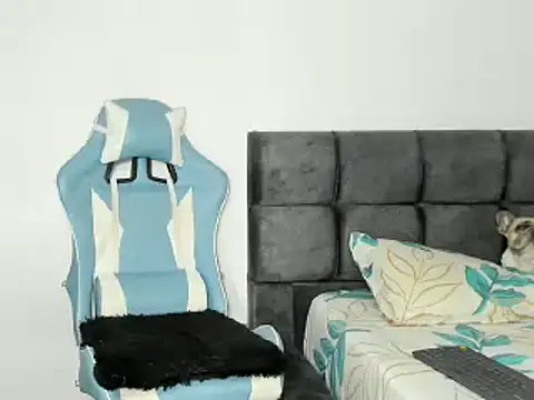 Snapshot of sky_fall1 chatting on December 5, 2025, 5:44 pm sky fall1 online show from December 5, 2025, 5:44 pm