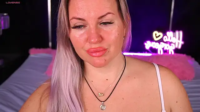 Snapshot of KiraCandyS chatting on December 1, 2025, 9:04 pm KiraCandyS online show from December 1, 2025, 9:04 pm