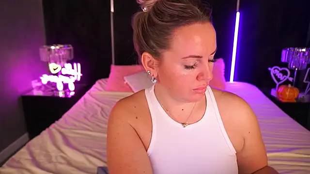 Snapshot of KiraCandyS chatting on November 15, 2025, 3:21 am KiraCandyS online show from November 15, 2025, 3:21 am