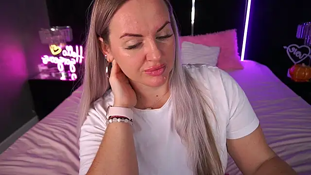 Snapshot of KiraCandyS chatting on November 8, 2025, 3:32 am KiraCandyS online show from November 8, 2025, 3:32 am