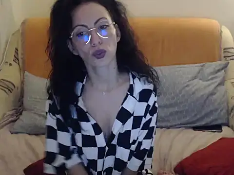 Emmatoo online show from October 31, 2025, 10:38 pm