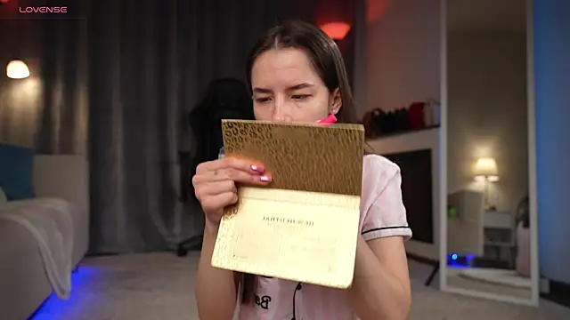 Amely Young online show from October 10, 2025, 12:44 am