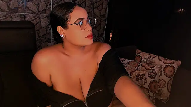 Snapshot of Emmacamille chatting on March 8, 2025, 2:12 am Emmacamille online show from March 8, 2025, 2:12 am